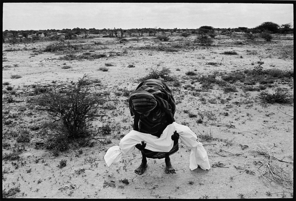 james-nachtwey-somalia-1992-lifting-a-dead-son-to-carry-him-to-a-mass-grave-during-the-famine